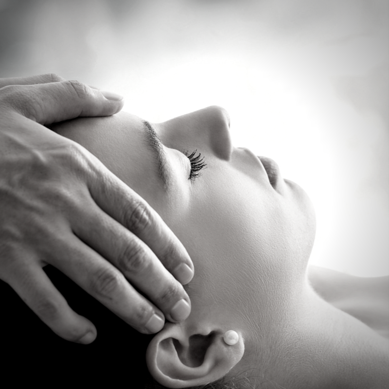 photo noir & blanc massage front - ecole de massage sensitif belge