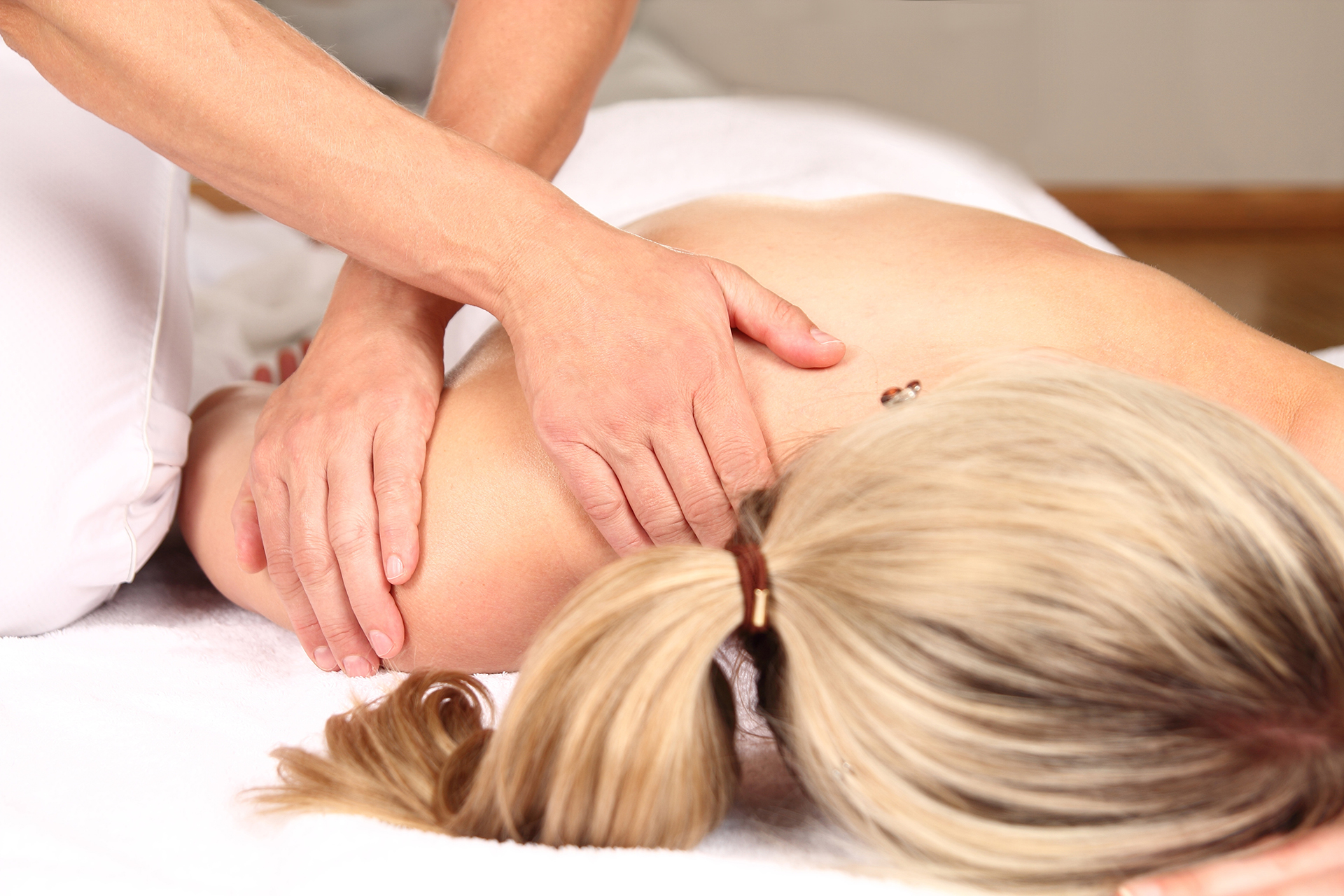 massage épaule - ecole de massage sensitif belge