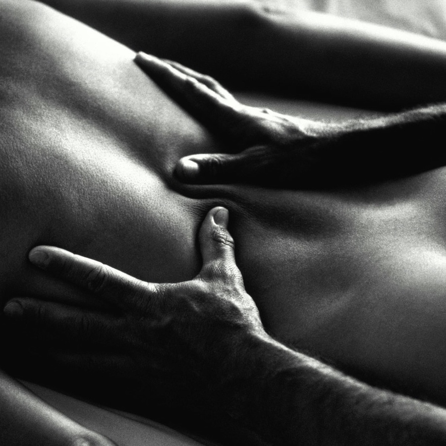 photo noir et blanc massage dos - ecole de massage sensitif belge