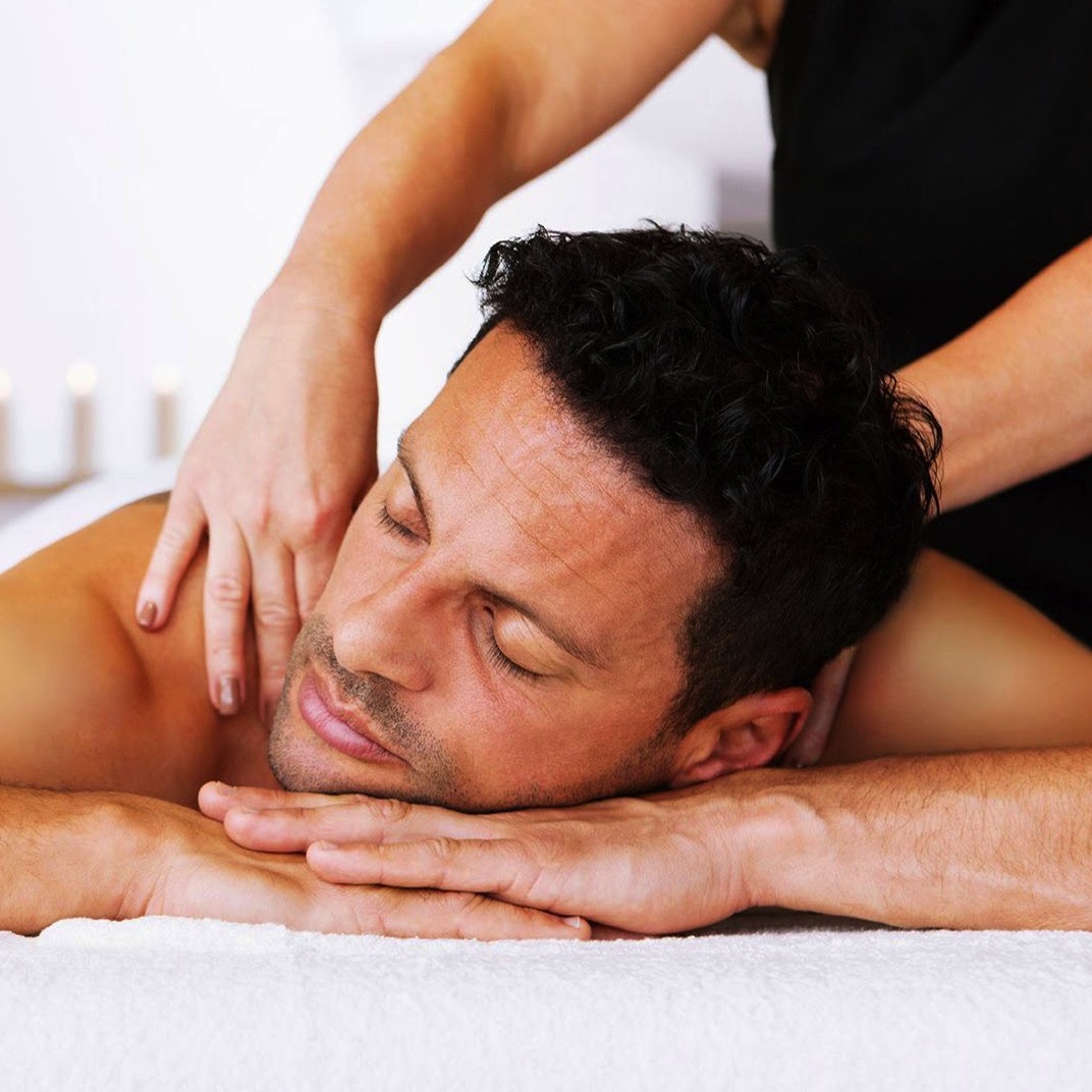 homme en train d'être massé - ecole de massage sensitif belge