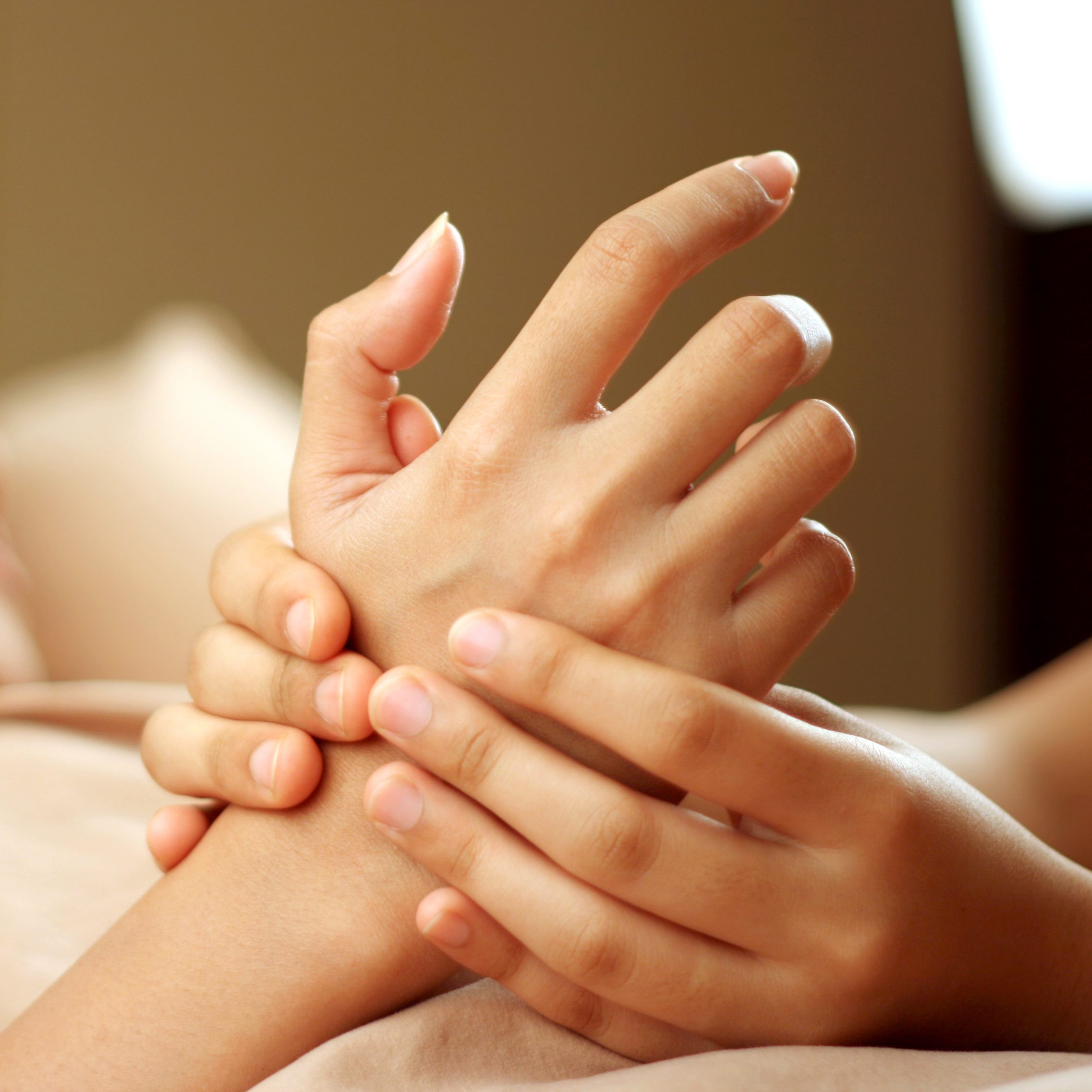 massage de la main - ecole de massage sensitif belge